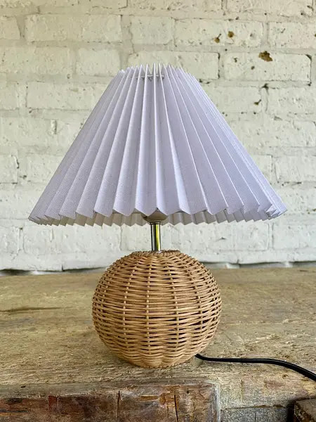 Lámpara De Mesa Base Ratán Y Caperuza Plisada