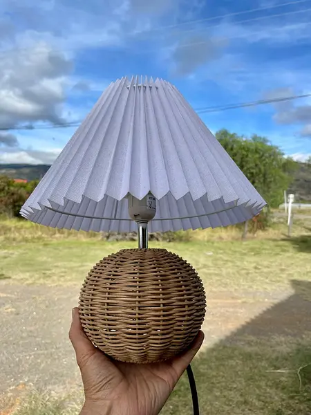 Lámpara De Mesa Base Ratán Y Caperuza Plisada