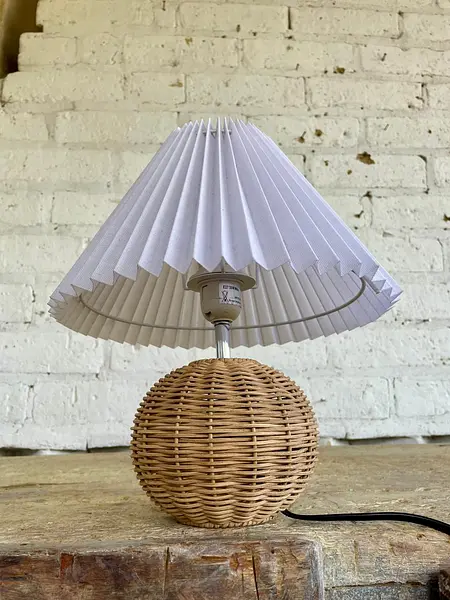 Lámpara De Mesa Base Ratán Y Caperuza Plisada