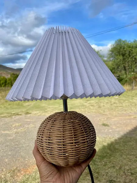 Lámpara De Mesa Base Ratán Y Caperuza Plisada