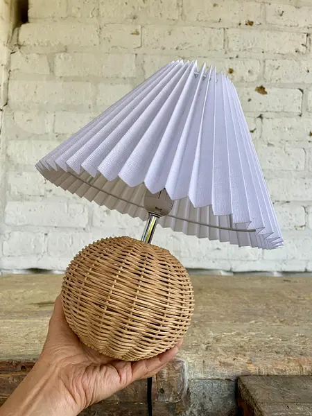 Lámpara De Mesa Base Ratán Y Caperuza Plisada