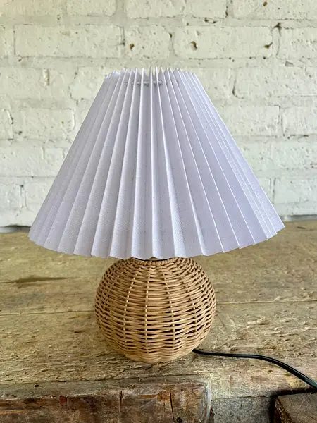 Lámpara De Mesa Base Ratán Y Caperuza Plisada