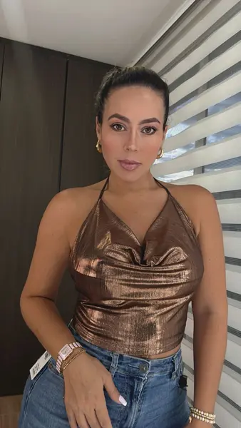 Blusa Dorada De Tiras Con Escote Delicado