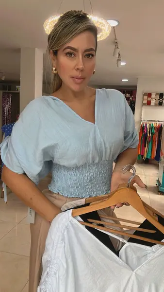 Blusa Azul Bebe – Elegancia Neutra Y Estilo Versátil