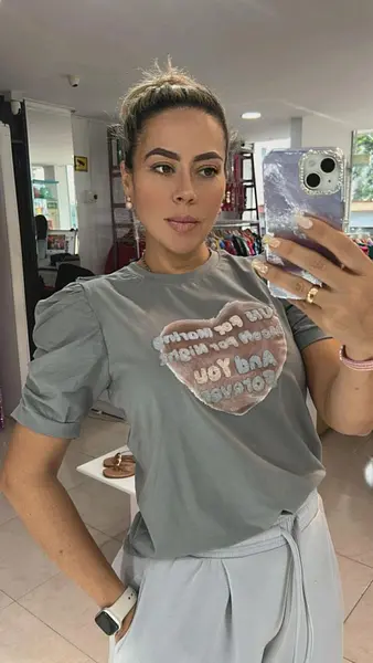 Camiseta Gris Manga Abullonada Elegante