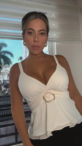 Blusa Marfil De Tiras Con Un Herraje Elegante Al Frente, Que