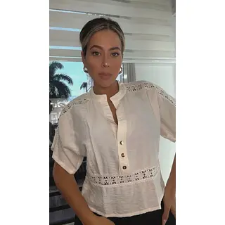 Blusa Camisera Con Detalles De Encaje