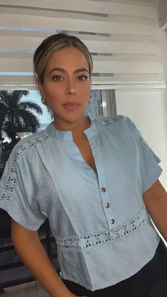 Blusa Camisera Con Detalles De Encaje