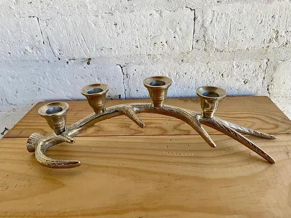 Candelabro Metálico Cacho Venado Para 4 Velas