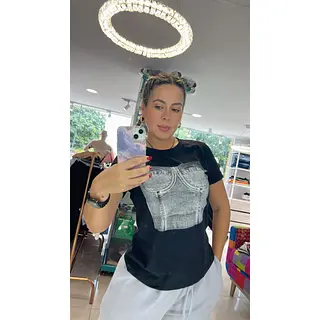 Camiseta Negra De Algodón: Básico Esencial Con Estilo