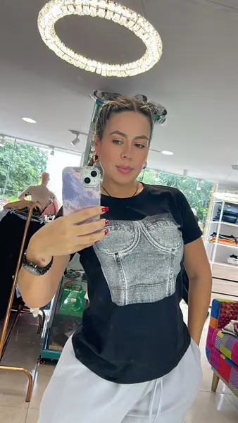 Camiseta Negra De Algodón: Básico Esencial Con Estilo