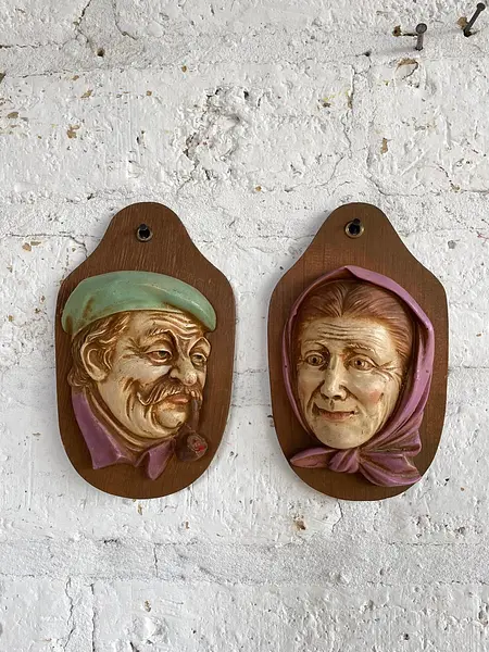 Rostro De Abuelos En Alto Relieve