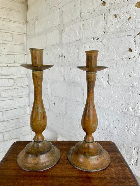 Pareja Candelabros Pintura Desgastada - India 1980