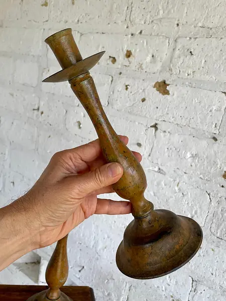 Pareja Candelabros Pintura Desgastada - India 1980