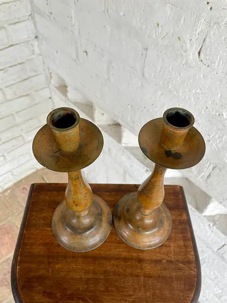 Pareja Candelabros Pintura Desgastada - India 1980