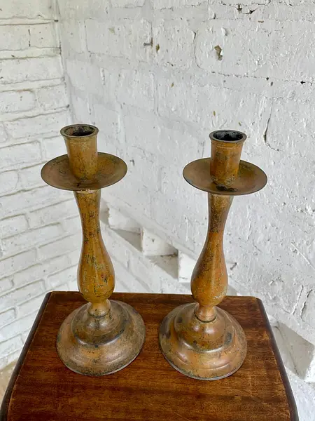 Pareja Candelabros Pintura Desgastada - India 1980