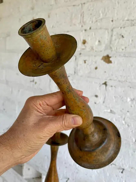 Pareja Candelabros Pintura Desgastada - India 1980