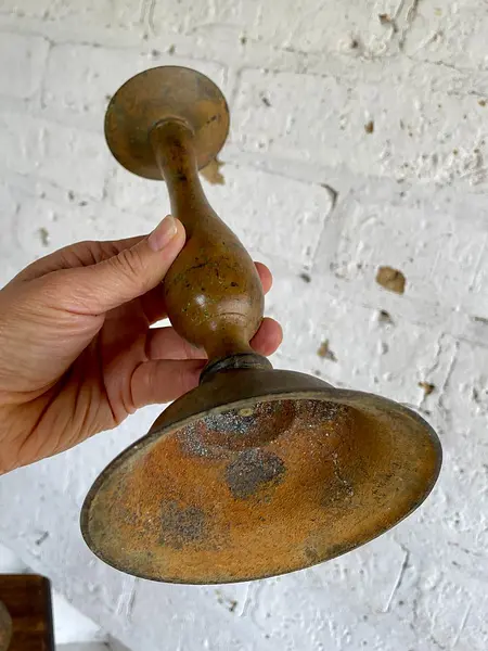 Pareja Candelabros Pintura Desgastada - India 1980