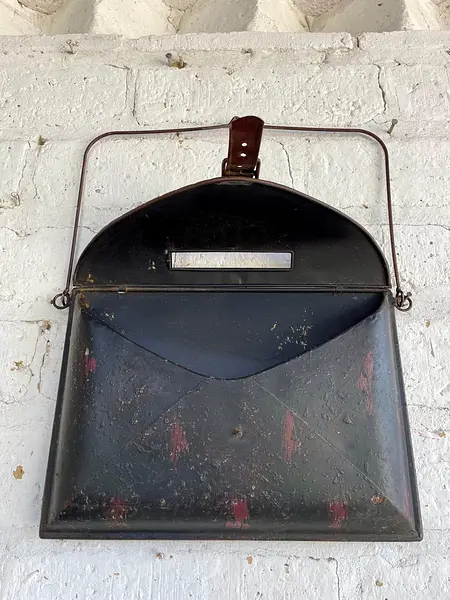 Buzón En Forma De Maleta Antigua - India 1985