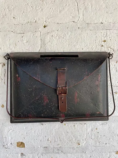 Buzón En Forma De Maleta Antigua - India 1985