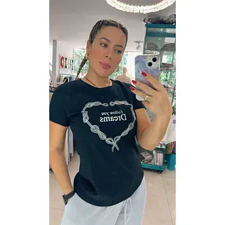 Camiseta Negra De Algodón: Básico Esencial Con Estilo Y Como