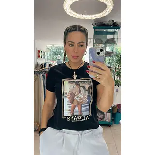 Camiseta Negra De Algodón: Básico Esencial Con Estilo