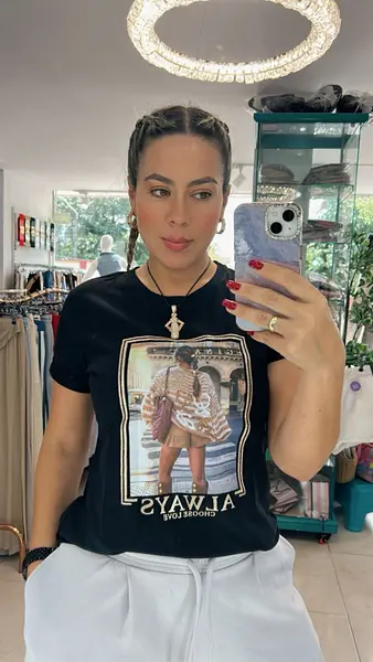Camiseta Negra De Algodón: Básico Esencial Con Estilo