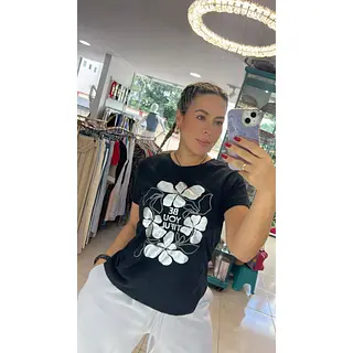 Camiseta Negra De Algodón: Básico Esencial Con Estilo