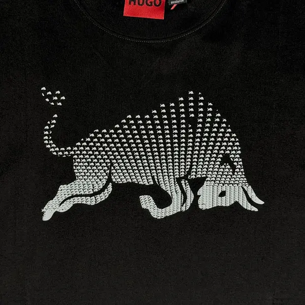 Camiseta Negra Talla Con Estampado Hugo Toro