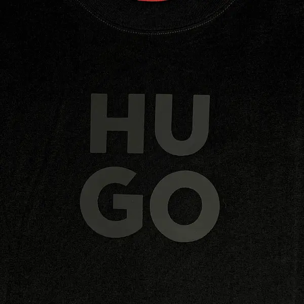 Camiseta Negra Talla Xl Con Estampado Hugo Alto Relieve