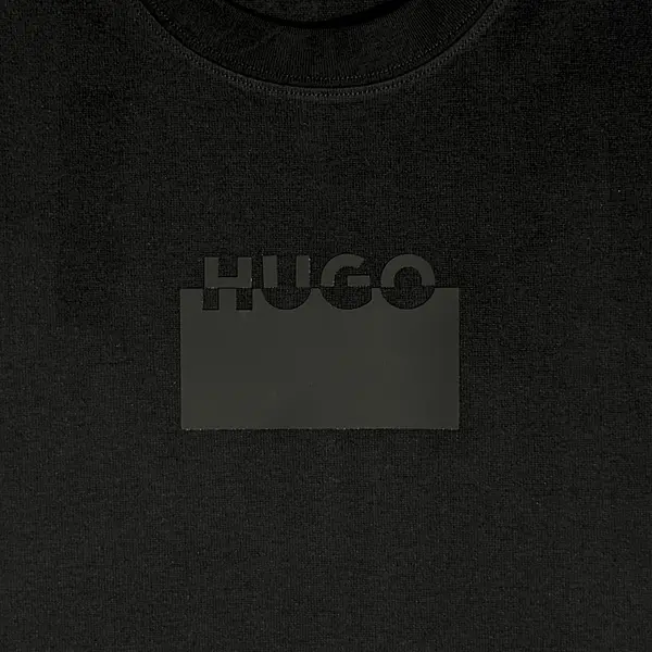 Camiseta Negra Con Estampado Hugo Alto Relieve