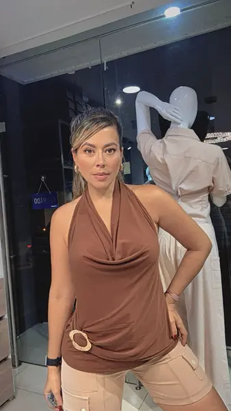 Camisa Cuello Babero Camel Con Herraje Dorado