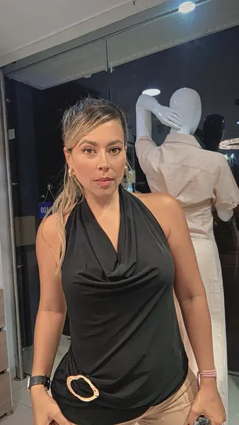 Camisa Cuello Babero Negra Con Herraje Dorado