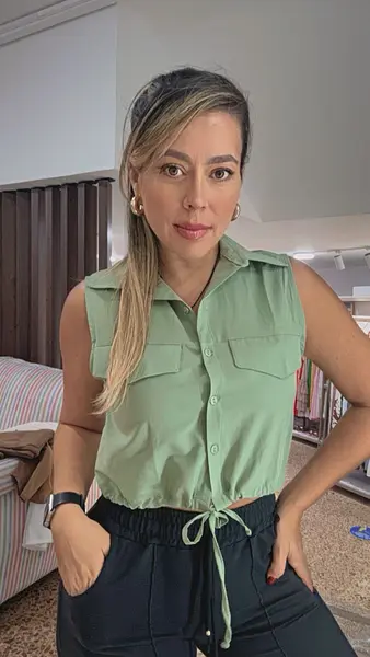 Chaleco Verde Jade Con Cuello Y Ruche Ajustable Estilo Femen