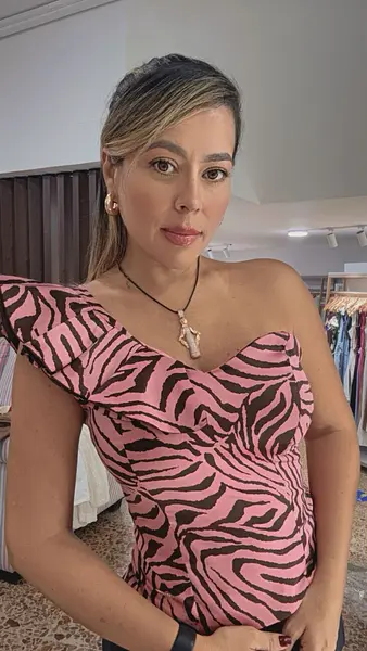 Blusa Animal Print Rosada Con Café De Un Solo Hombro Con Bol