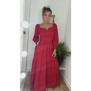 Vestido Largo Rojo Con Escote Recto, Detalle Central Y Manga