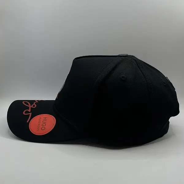 Hugo Negra Letras Rojas