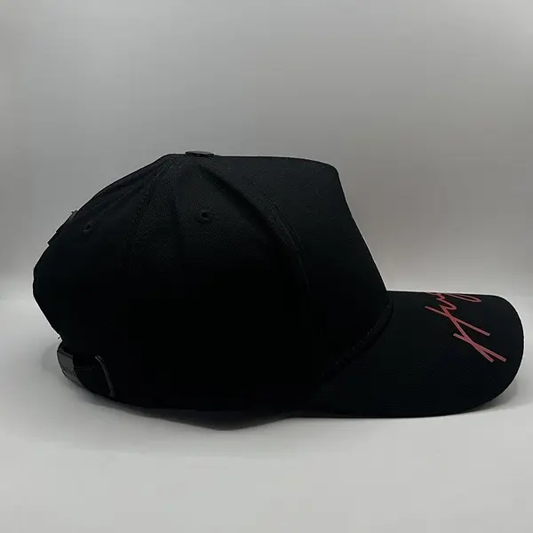 Hugo Negra Letras Rojas