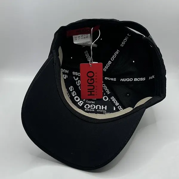 Hugo Negra Letras Rojas