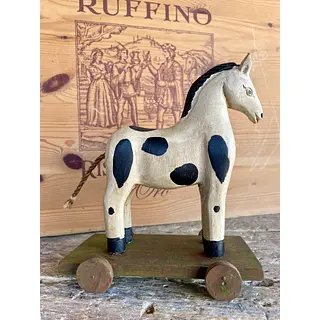 Caballo Tallado En Madera Con Ruedas Y Cola Trenzada