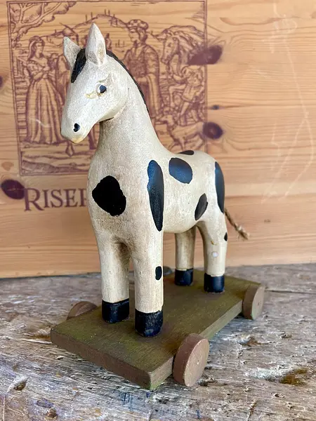 Caballo Tallado En Madera Con Ruedas Y Cola Trenzada