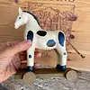 Caballo Tallado En Madera Con Ruedas Y Cola Trenzada