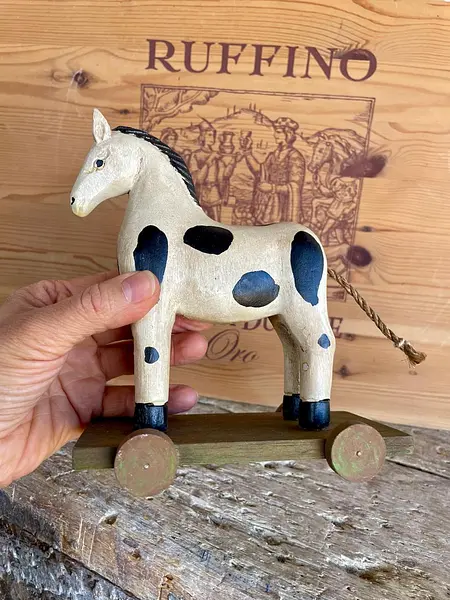 Caballo Tallado En Madera Con Ruedas Y Cola Trenzada