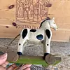 Caballo Tallado En Madera Con Ruedas Y Cola Trenzada
