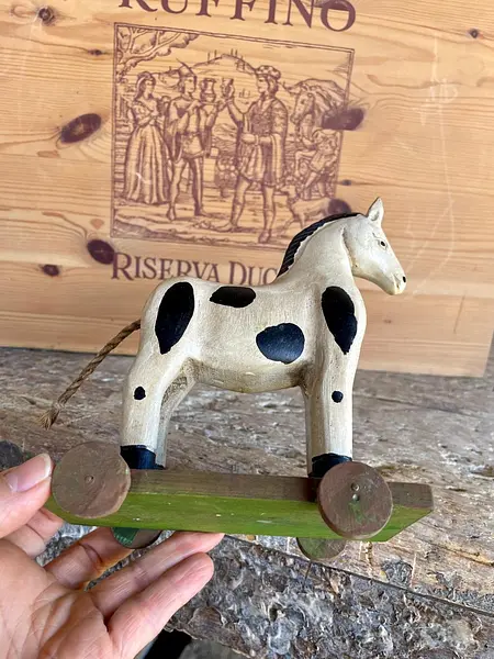 Caballo Tallado En Madera Con Ruedas Y Cola Trenzada