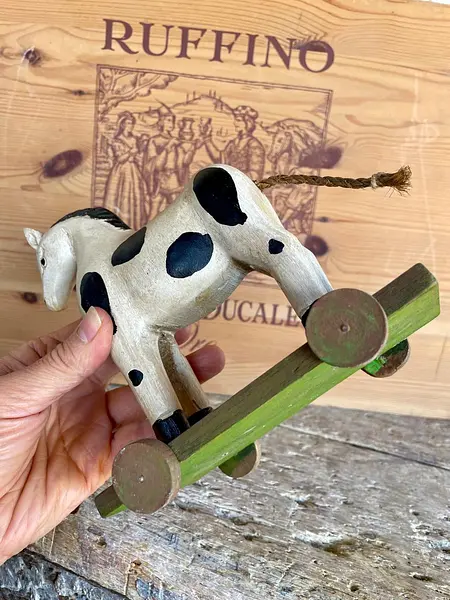 Caballo Tallado En Madera Con Ruedas Y Cola Trenzada