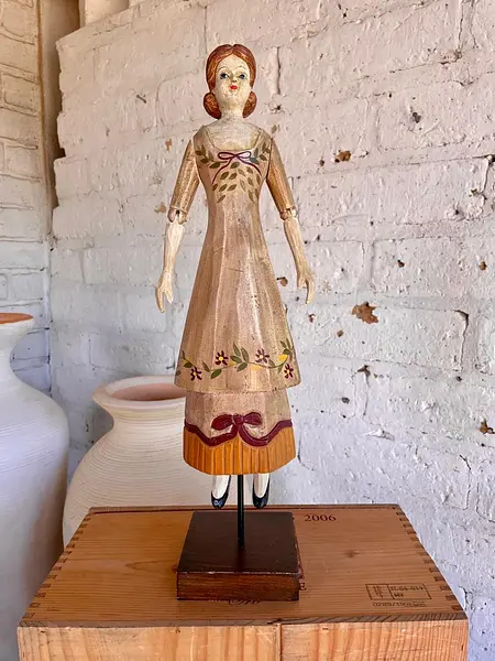 Figura De Muñeca Artesanal Sobre Pedestal