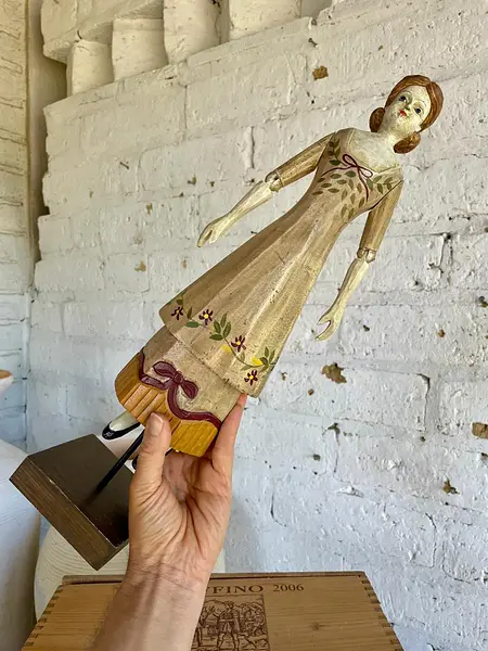 Figura De Muñeca Artesanal Sobre Pedestal