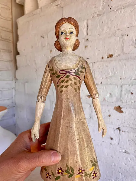 Figura De Muñeca Artesanal Sobre Pedestal
