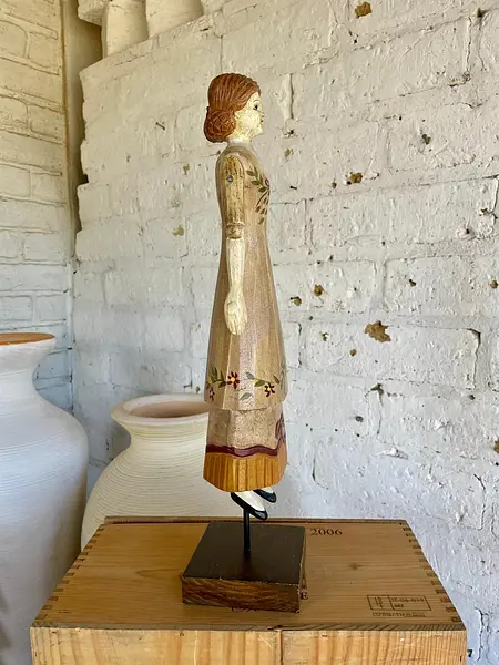 Figura De Muñeca Artesanal Sobre Pedestal